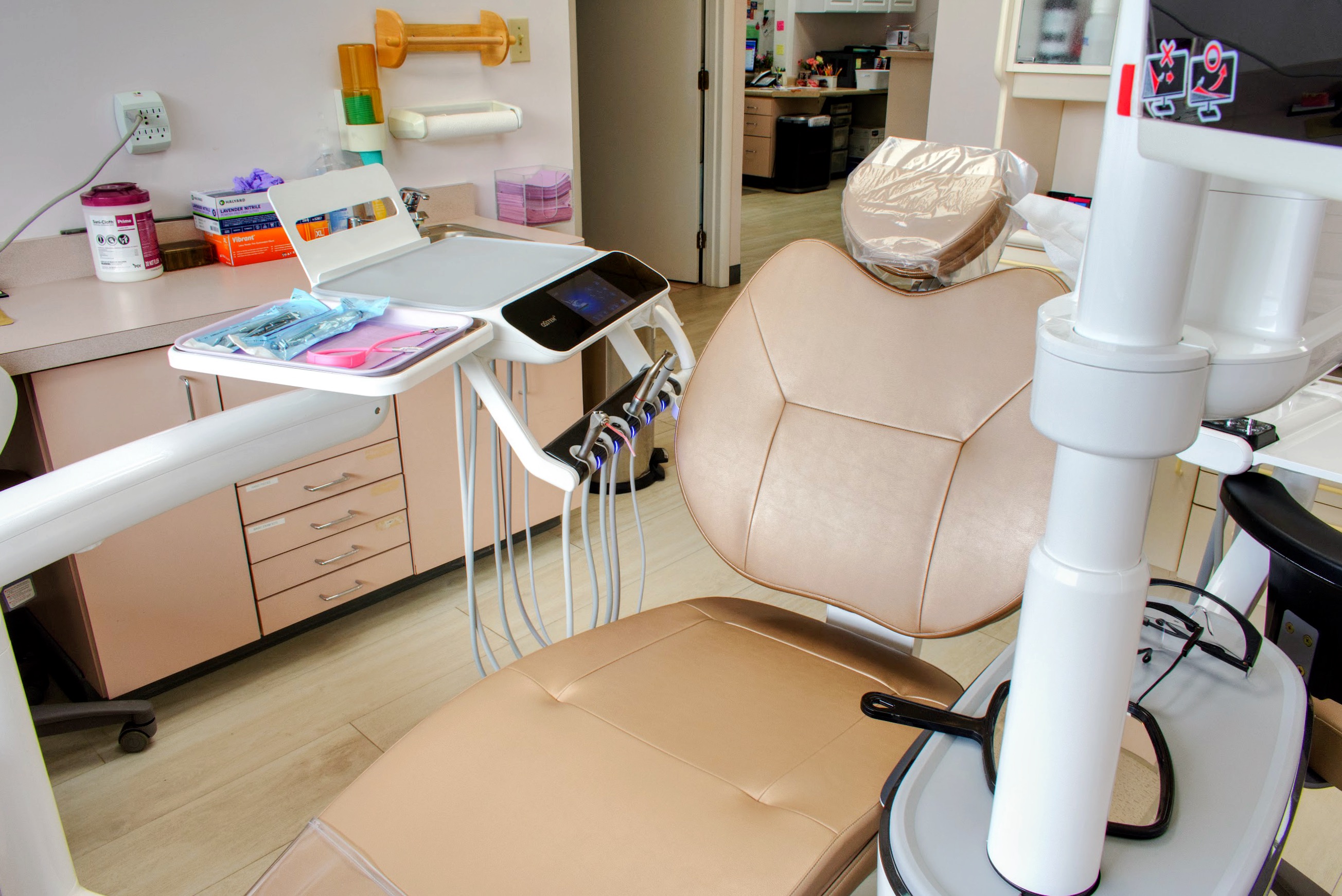 Dental treatment chair and clinical station